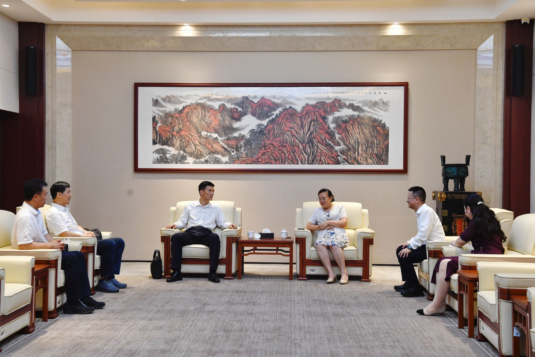 自治区司法厅代表到广西民族大学交流