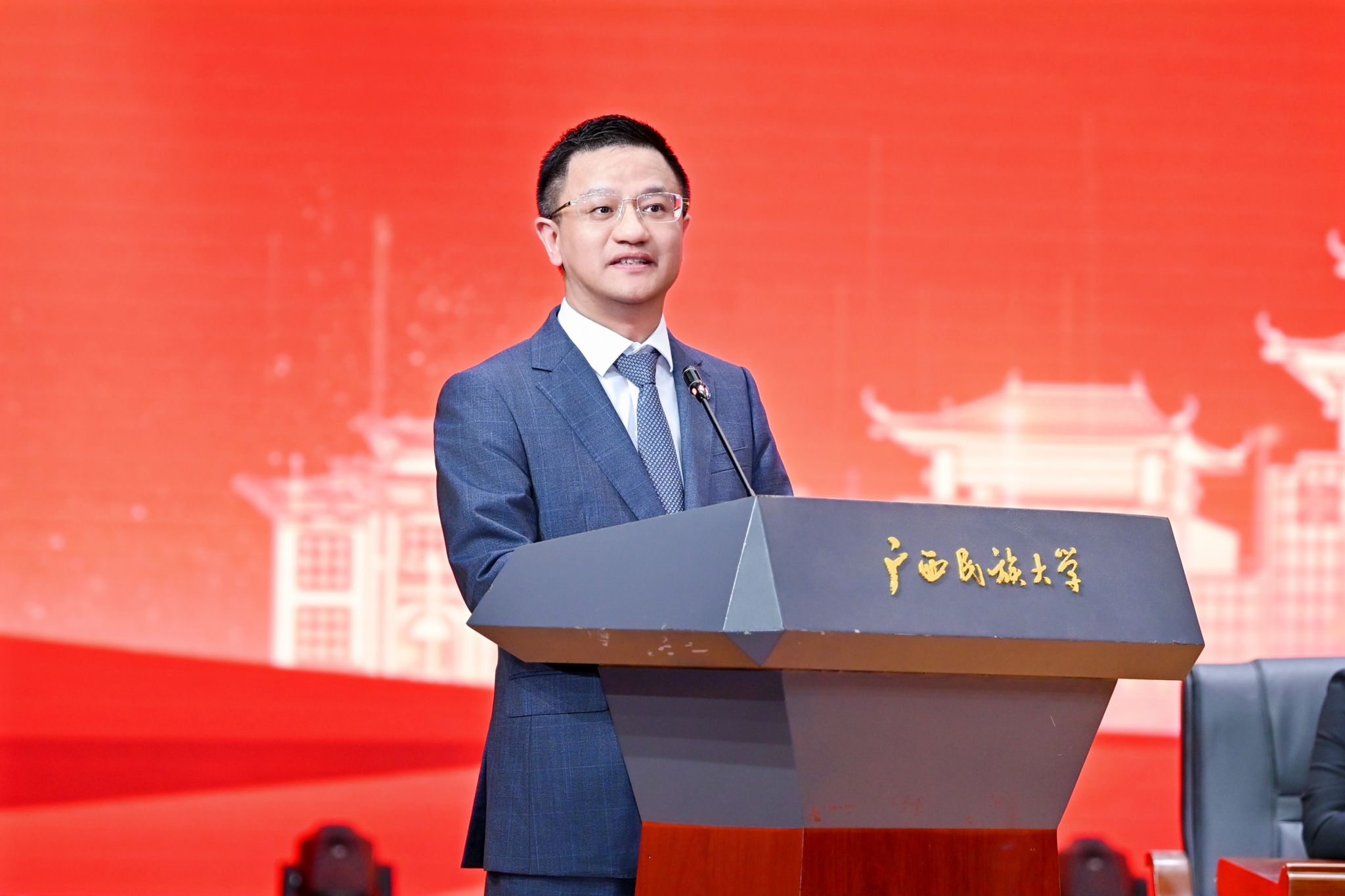 人工智能时代法学生“三步成长法” | 院长陈星在2025年新生开学典礼上的发言