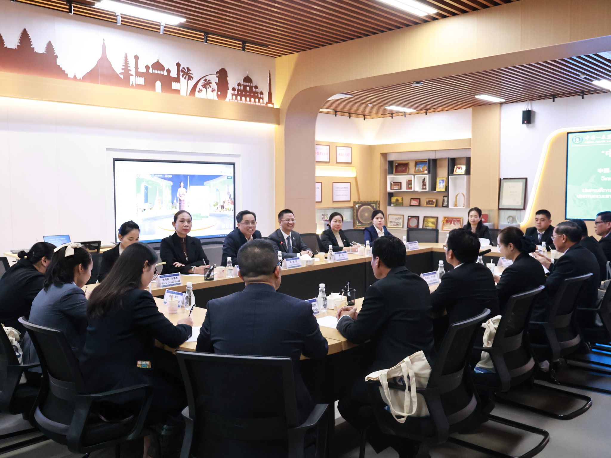 老挝检察官研修班到我校开展现场教学活动